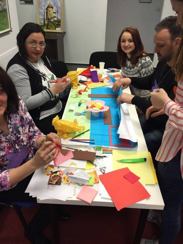 Participanți lucrând la un exercițiu de creativitate aplicată